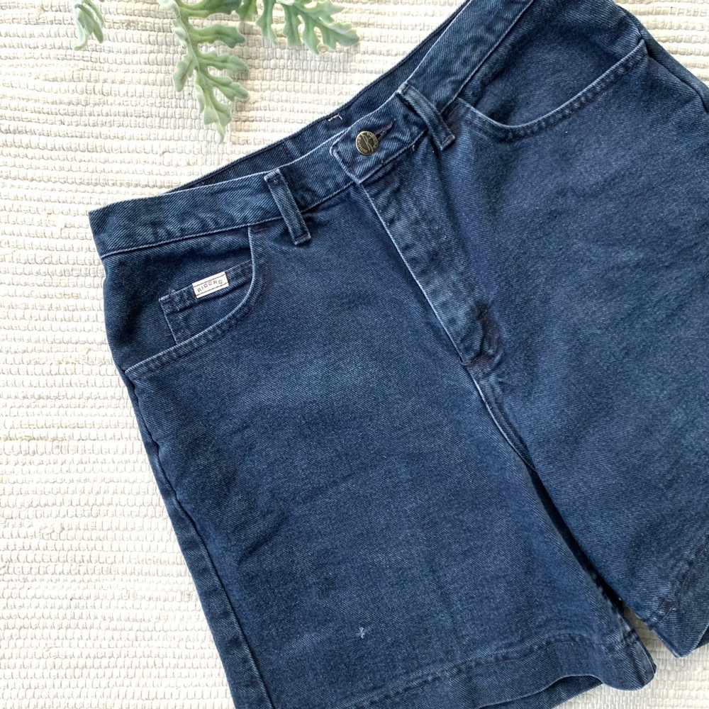 Vintage Levi's dark wash mom Jean shorts B-027